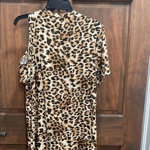 Leopard Print Cut-Out Top - Picture 4 of 5